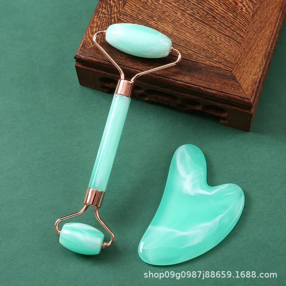 Rouleau et Gua Sha pour un massage facial, beauté musculaire et soin de la peau.