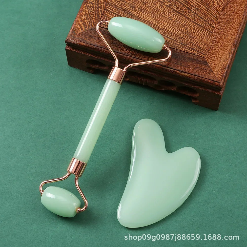 Rouleau et Gua Sha pour un massage facial, beauté musculaire et soin de la peau.