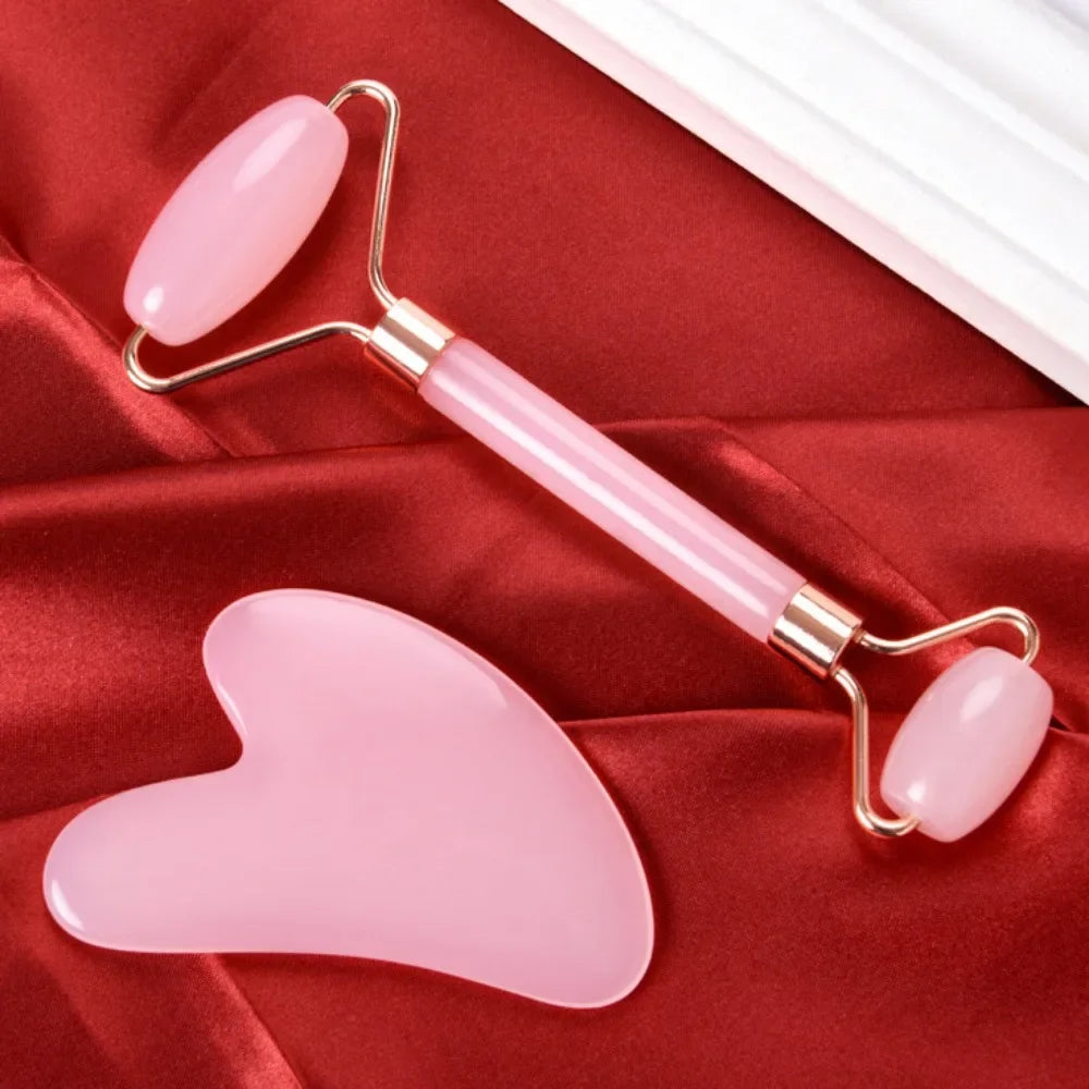 Rouleau et Gua Sha pour un massage facial, beauté musculaire et soin de la peau.