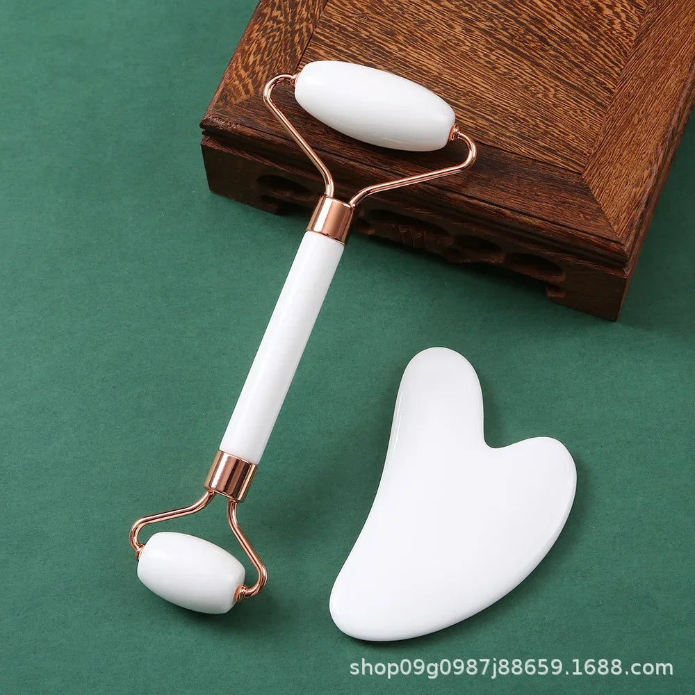 Rouleau et Gua Sha pour un massage facial, beauté musculaire et soin de la peau.