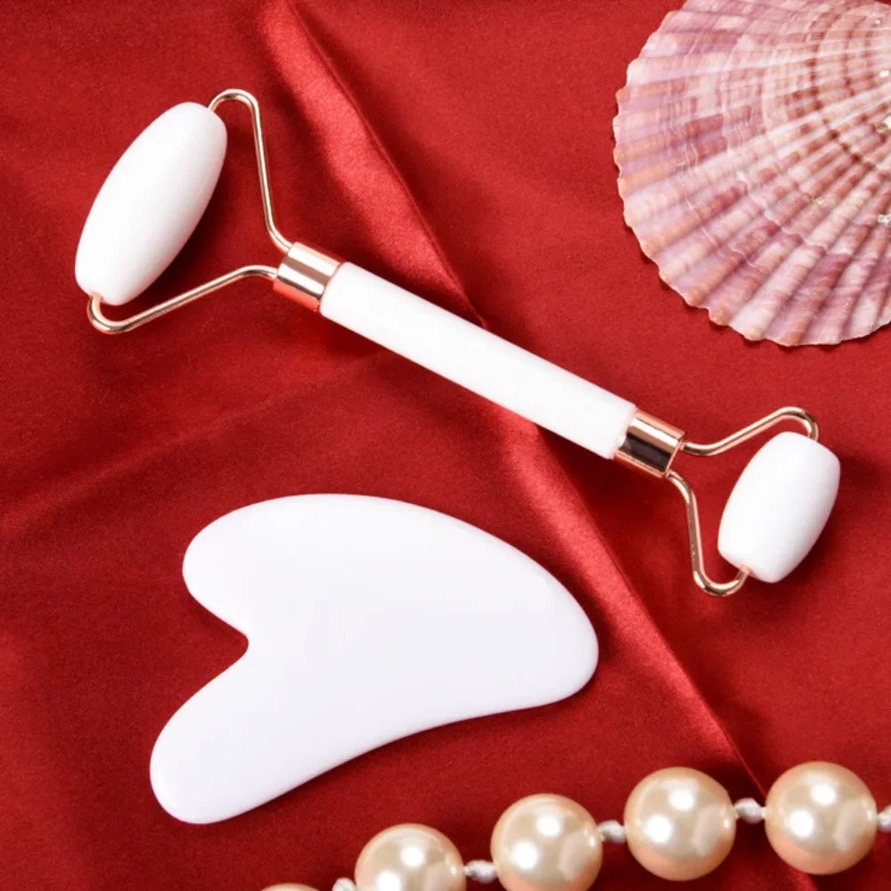 Rouleau et Gua Sha pour un massage facial, beauté musculaire et soin de la peau.