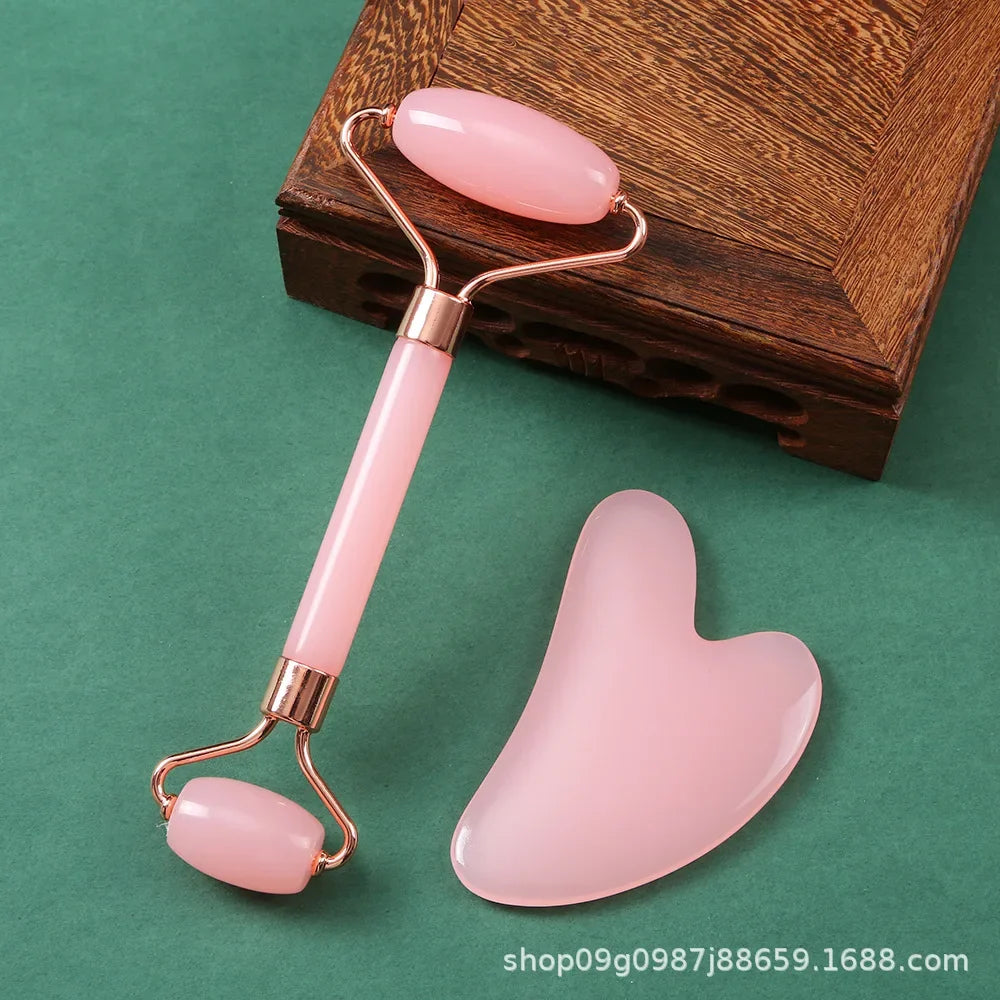Rouleau et Gua Sha pour un massage facial, beauté musculaire et soin de la peau.