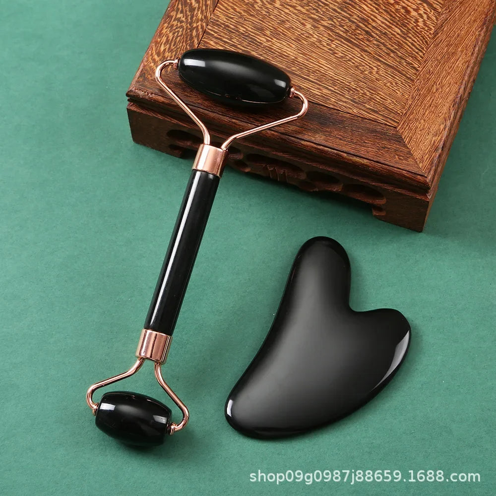 Rouleau et Gua Sha pour un massage facial, beauté musculaire et soin de la peau.