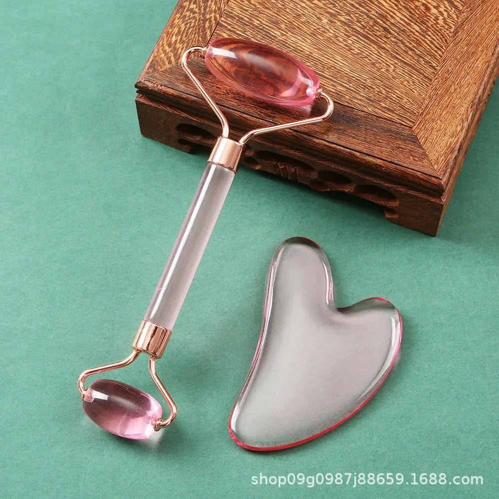 Rouleau et Gua Sha pour un massage facial, beauté musculaire et soin de la peau.