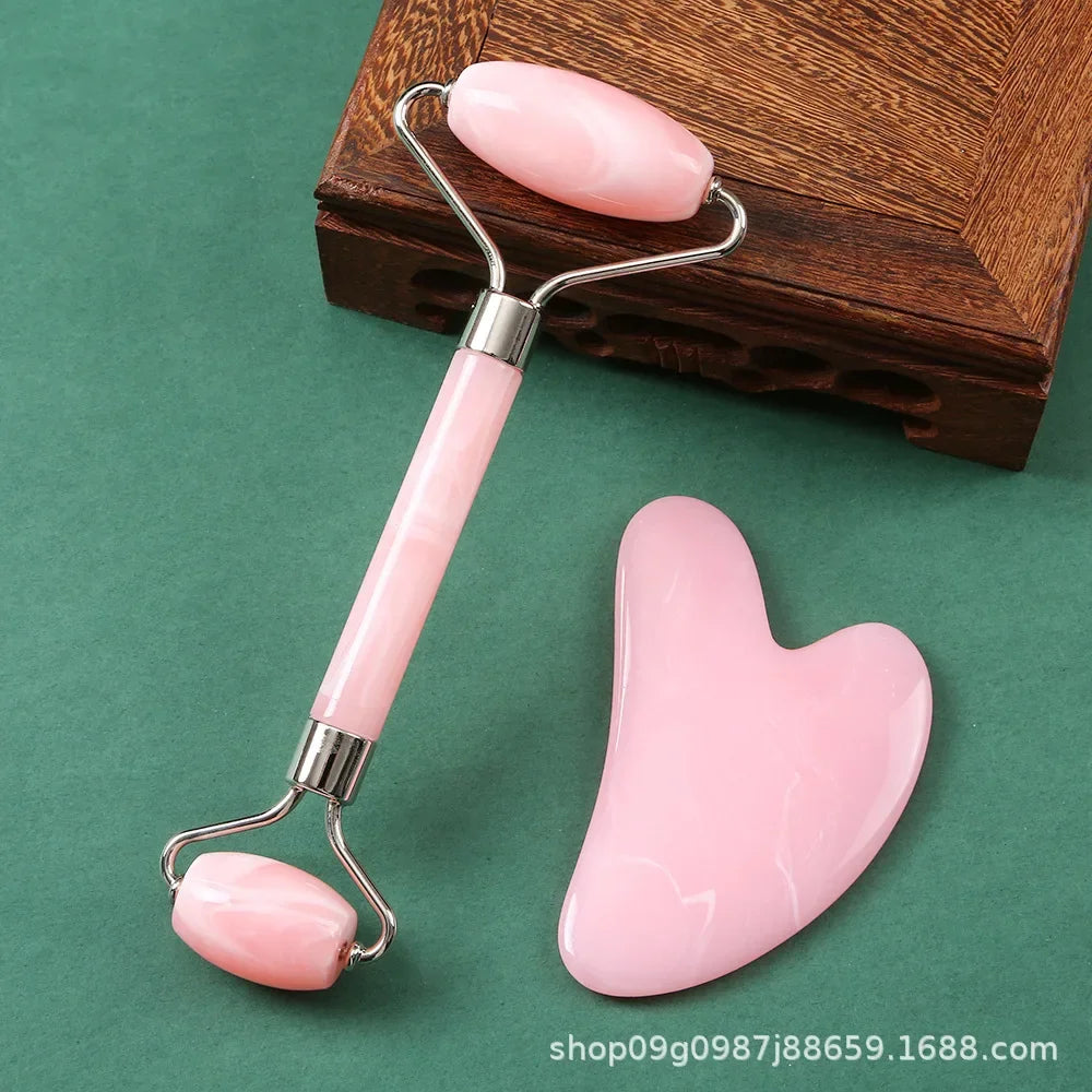 Rouleau et Gua Sha pour un massage facial, beauté musculaire et soin de la peau.